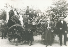 235851 Kindsheidsoptocht in Someren met rechts staande voerman Hemke (Wilhelmus) van den Heuvel, 1935