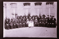 235855 Groepsfoto t.g.v.van 50 jaar Zusters Franciscanessen in Someren, 1918