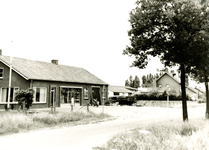 235912 Smulderslaan : met de dorpssmederij en rechts het tuincentrum, 06-1975
