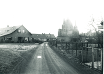 236014 Florastraat: met boerderijen en de koepelkerk, 1970