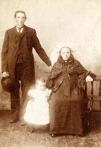 236041 v.l.n.r. Godefridus Verberne, Johanna Bax en dochter Maria Elisabeth, 1906