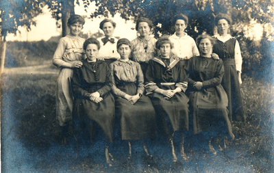 236046 Vriendinnen bij elkaar bij Sluis dertien, 1920