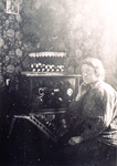 236048 Lisa Verhees, bij de radio, 1924