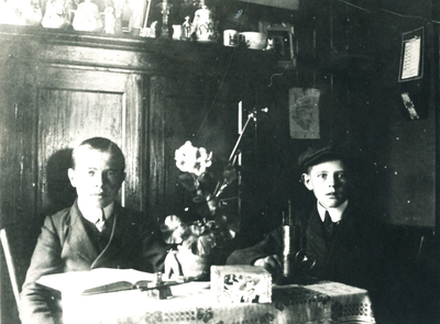 236058 Links Hein van Eijk en rechts Johan Verhees, 1920