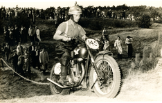 236080 Het racen in een motorcross wedstrijd aan de Kanaaldijk met motorcrosser Marinus Verstappen., 1950 -1960