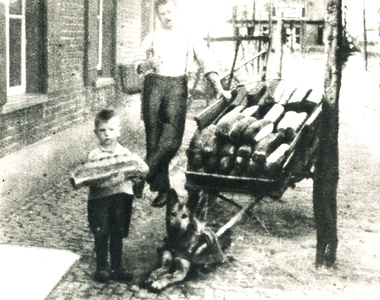 236082 Bakker Antoon Hilverda met zijn zoon naast de hondenkar, bij Sluis 11, 1950 -1960
