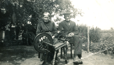 236083 Hendrik van Houts en Maria van Gaal voor een Spinnenwiel., juni 1947