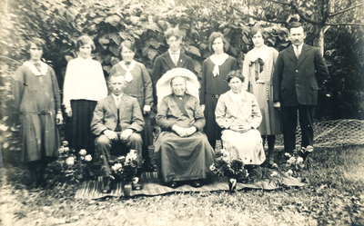 236086 Familie Verberne. met van links naar rechts zittend:Johannes 1893, Johanna Lemmens 1867 Wilhelmina 1891. Staand: ...