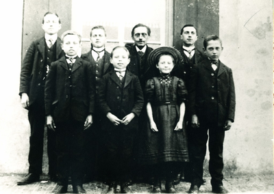 236088 Familie Verhees,met v.l.n.r. Albert 1892, Harry 1896, Nicolaas 1895, Johan 1900, Vader Willem 1857-1928, Lisa ...