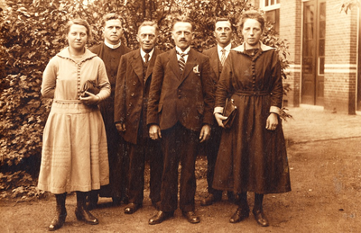 236089 Familie Verhees , hier in Tilburg bij Frater Nicolaas Verhees (onderwijzer) tweede van links., 1910
