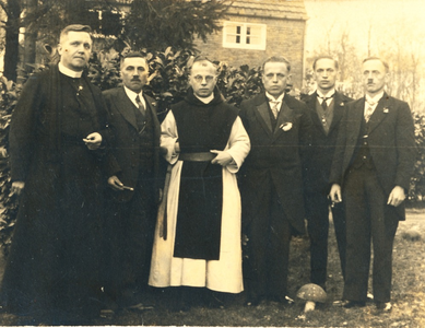 236091 Familie Verhees, met Links Frater onderwijzer Nicolaas Verhees. en derde van Links Pater Abt Antonius (Johan ...