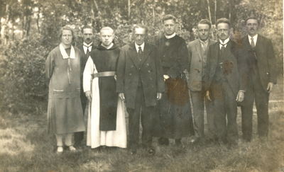 236092 Familie Verhees met Pater Antonius en Nicolaas Verhees., 1925-1935