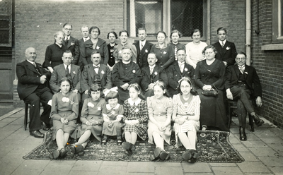 236093 Familie Verhees bijeenkomst, met zittend tweede rij vierde van links Nicolaas Verhees., 1930 - 1940