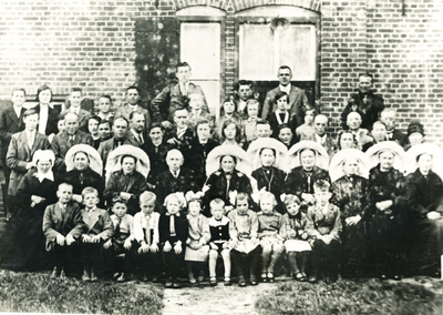 236102 Familie en genodigden bij het vieren van het zilveren huwelijksfeest van burgemeester van Dijk van Lierop., 1925-1930