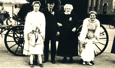 236106 Leonardus Hurkmans en Elisabeth van Otterdijk bij het vieren van hun gouden huwelijksfeest, 1950