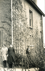 236115 V.l.n.r. Marie (Mietje) van Gijsel, Wilhelmina Lammers en August van Gijsel, 1935