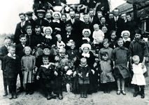 236116 Antoni van Dijk en Catharina Zeegers en kinderen. Op de midden rij met kind op de arm Antonia Zeegers van ...