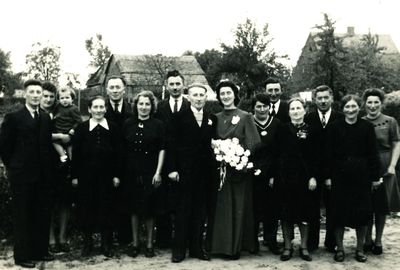 236117 Trouwfoto van bruidspaar W.J.O. Bakermans en J.A. van den Eijnden. Op de foto v.l.n.r.; Frans van den Eijnden ...