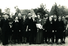 236117 Trouwfoto van bruidspaar W.J.O. Bakermans en J.A. van den Eijnden. Op de foto v.l.n.r.; Frans van den Eijnden ...
