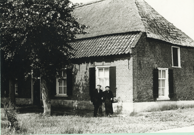 236144 Godefridus van Otterdijk en echtgenote Francisca van Otterdijk-Weerts voor hun boerderij, 1960-1970
