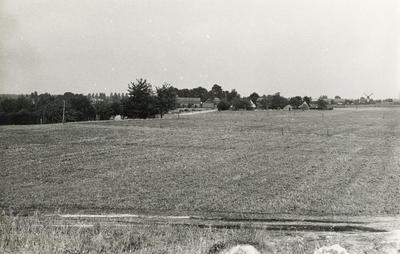 236154 Schoolstraat 5 t/m 8 en Kerkweg 5, met rechts de molen Den Evert , 08-09-1960