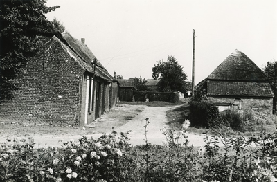 236160 Uitbreiding wijk Noord: Kerkweg met enkele boerderijen, 08-09-1960