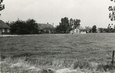 236163 Heiveldsestraat 1 t/m 4: gezien vanaf de Kerkweg, 08-09-1960
