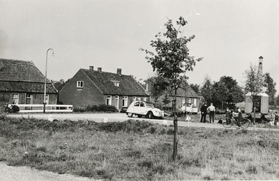 236172 Schutterstraat: huisnrs.1 t.m.7. Toeschouwers bij het aanleggen van de riolering, 30-05-1961