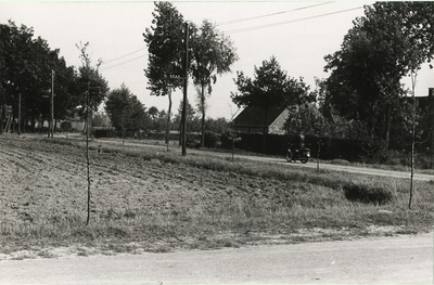 236184 Agrarische omgeving: Achterbroek 9/10/12. Met motorrijder annex veearts A.Barten, 09-09-1960
