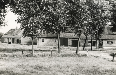 236188 Agrarische omgeving: boerderij op Eindje, huisnrs 10 links en 9 rechts , 09-09-1960