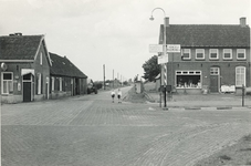 236262 Kruispunt van de Laan ten Boomen en de Van Dongenstraat, gezien vanuit laatstgenoemde, v.l.n.r. cafe-boerderij ...