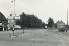236263 Kruispunt van de Laan ten Boomen en de Van Dongenstraat, gezien vanuit laatstgenoemde, met uiterst links ...