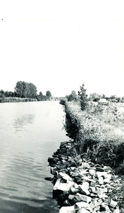 236322 Zuid Willemsvaart: met visplaats. Met v.r.n.l. de Kanaaldijk en de brug van sluis 11, 19-09-1962