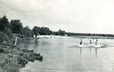 236371 Starven: het zwemmen in een natuurbad door recreanten, 31-05-1961