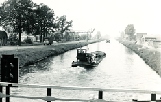 236388 Brug sluis XI over de Zuid Willemsvaart: gezien in de richting van Helmond, met links garage Linden, 08-06-1961