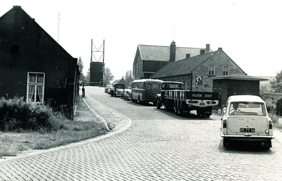 236396 Kanaalstraat: gezien in de richting van Brug Sluis XI, 08-06-1961