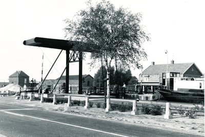 236410 Kanaaldijk: Sluis 11l over de Zuid Willemsvaart met links pakhuis, en een cafè woonhuis, 1963