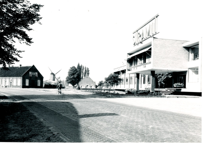 236414 Kanaalstraat: met v.r.n.l. Stramit-Halmplankfabriek, standerdmolen Den Evert en een boerderij, 1960 - 1970