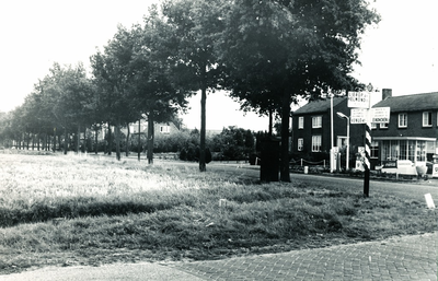 236418 Vaarselstraat: gezien vanaf de Lieropsedijk, in de richting van het centrum, met rechts garage Van den Einden, 1961