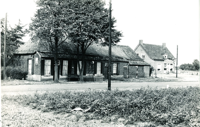 236435 Vaarselstraat : met Cafe van Bree op nr. 78 en rechts cafe Donckzicht op nr. 76, 12-09-1961