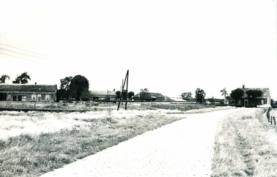 236442 Kruispunt van de Vaarselstraat en Heikantstraat: gezien vanaf laatstgenoemde, 12-09-1961