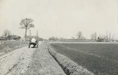 236531 Boerderij: Parallelweg, met boerenkar met erop een gierton, 26-04-1962