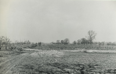 236536 Agrarische omgeving: gezien vanaf de Heikantstaat, met links de R.K. kerk Sint Lambertus, 26-04-1962