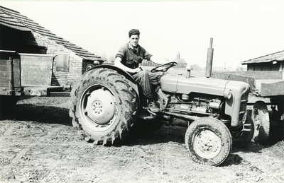 236562 Piet Kusters op zijn traktor bij de boerderij aan de Ruiter, 26-4-1962