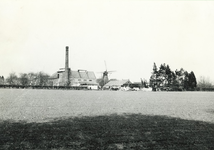 236576 Kommerstraat: met de smederij Sonnemans en de stenen beltmolen De Victor aan de Kerkstraat, 26-04-1962