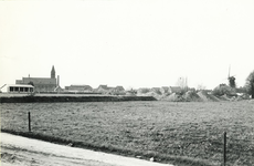 236577 Kommerstraat: met rechts de Kerkstraat met de R.K kerk Sint Lambertus, de smederij Sonnemans op nr. 2 en ervoor ...