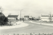 236591 Kommerstraat, met links café Hollanders, rechts magazijn van P. Maas Vivo kruidenier, 04-1965