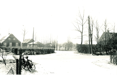 236744 De Schans, gezien vanaf de Kievitstraat, met kruising Einderstraat., 29-3-1965