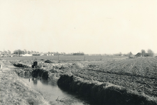 236766 Agrarische omgeving gezien vanaf de Brugstraat richting Kanaaldijk., 29-3-1965