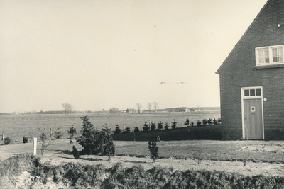 236841 Agrarische omgeving met boerderij: gezien vanaf de Hugterweg in de richting van de Molenbrugweg, 1965